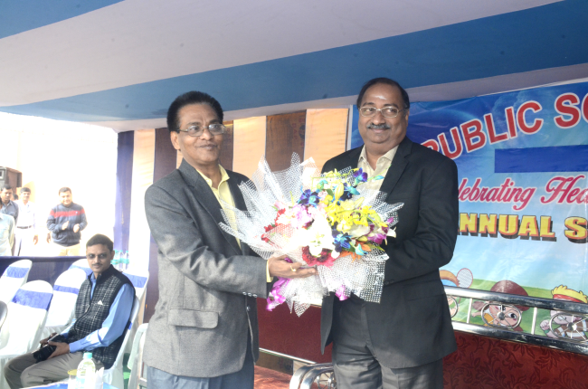 Principal Sir presenting bouquet to Honorable Chief Guest Shri G. Senthilvel Dy. Chairman, KoPT HDC